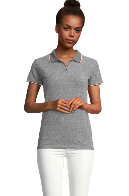 Paname Women - 02082POLO-SHIRTS / SOLSΓυναικείο πόλο πικέΠεριγραφή: Κοντά μανίκια, πλαϊνές ραφές και πατιλέτα με 3 κουμπιά. Το σχέδιο διαθέτει ριπ στο γιακά και στα μανίκια με χρωματική αντίθεση, προσφέροντας κομψή αίσθηση για επαγγελματική ένδυση.  - Σύνθεση: Πικέ 180g/m² - 60% βαμβάκι - 40% πολυέστερΙδανικό για εργαζόμενους σε γραφεία, εστιατόρια ή επαγγελματικές εκδηλώσεις, αυτή η μπλούζα polo προσφέρει λειτουργικότητα και άνεση.  - Κατάλληλη για προσαρμογή με εκτυπώσεις, επιτρέποντας την προσθήκη του λογοτύπου σας. Διατίθεται σε ποικιλία χρωμάτων για να ταιριάζει με την εταιρική σας ταυτότητα.Το υλικό του εξασφαλίζει ανθεκτικότητα και άνεση καθ'' όλη τη διάρκεια της ημέρας, κάνοντάς την ιδανική επιλογή για καθημερινή χρήση. Με αυτή τη μπλούζα, η επαγγελματική ένδυση γίνεται εύκολα στυλάτη και άνετη.